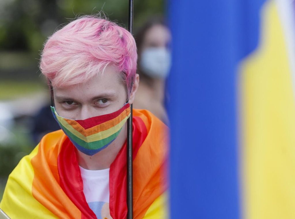 Un manifestante trans al Gay Pride