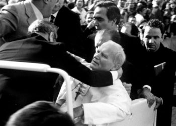 Papa Giovanni Paolo II, ferito in piazza San Pietro, qualche istante dopo l'attentato, 13 maggio 1981