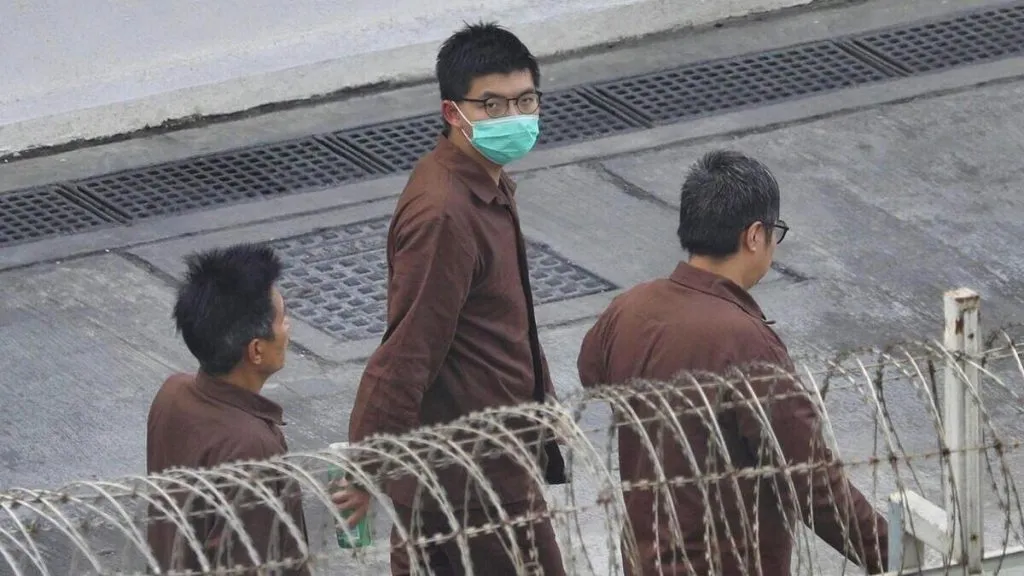 Joshua Wong cammina in carcere a Hong Kong