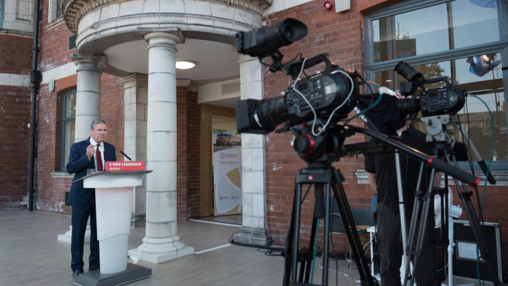 Keir Starmer davanti alle telecamere