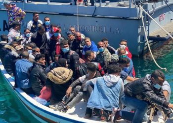 Un barcone di migranti sbarca a Lampedusa