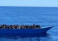 Un barcone carico di migranti pronto ad approdare a Lampedusa