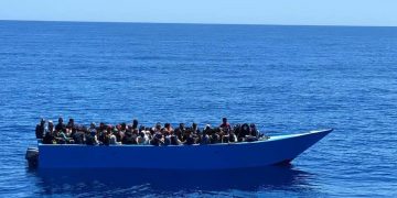 Un barcone carico di migranti pronto ad approdare a Lampedusa