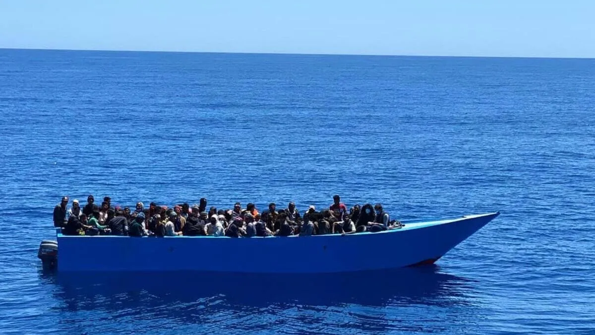 Un barcone carico di migranti pronto ad approdare a Lampedusa