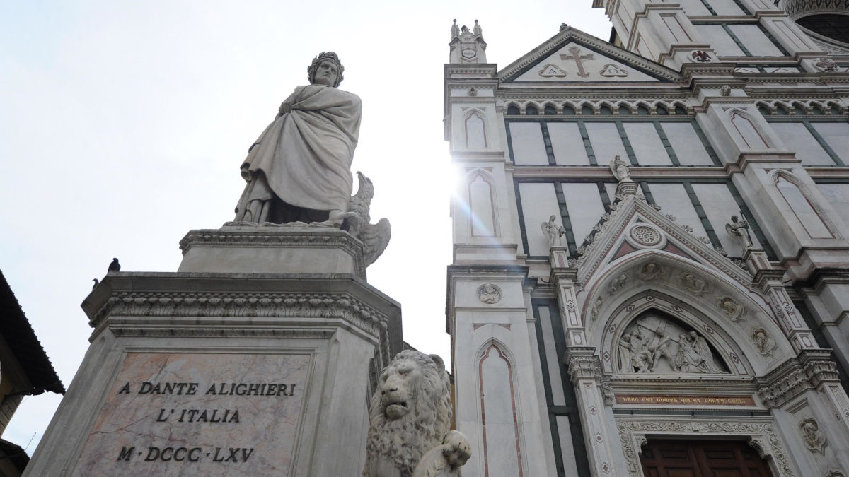 Monumento a Dante Alighieri davanti alla chiesa di Santa Croce a Firenze