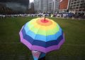 Ombrello arcobaleno a manifestazione per i diritti lgbt