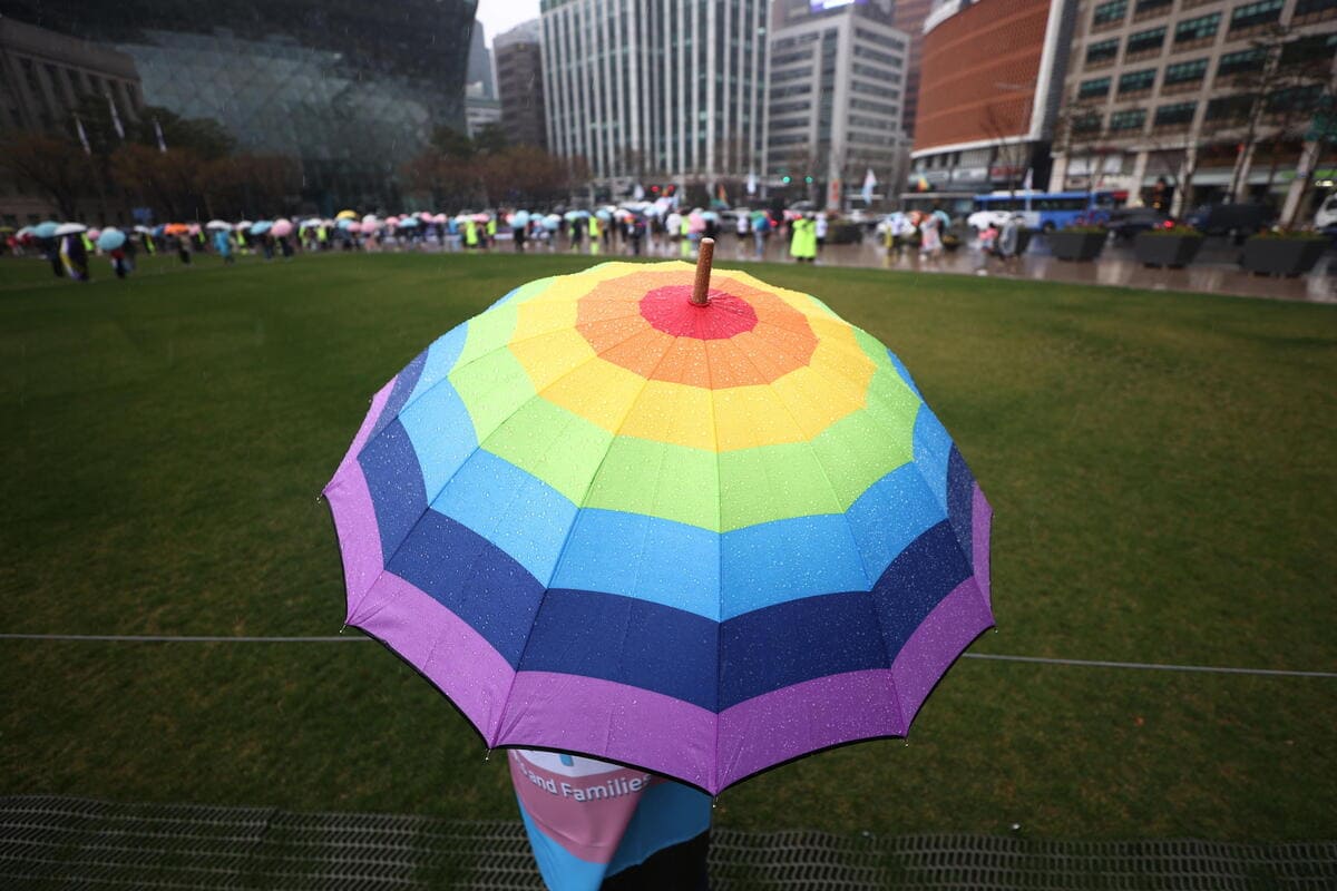 Ombrello arcobaleno a manifestazione per i diritti lgbt