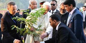 Papa Francesco pianta un albero in Bangladesh