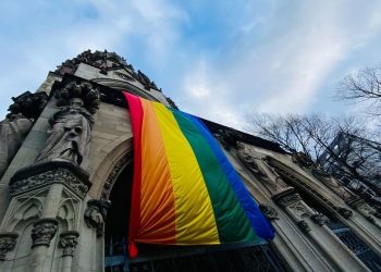 Una bandiera Lgbt sventola sulla chiesa di Sant'Agnese a Colonia, in Germania