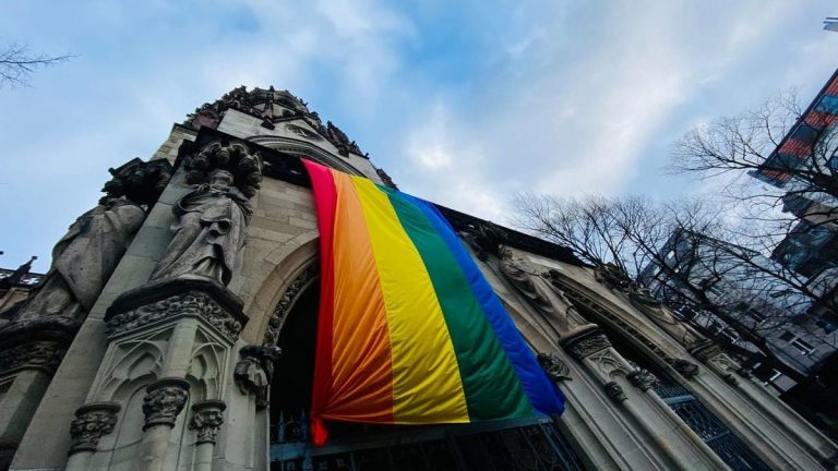 Coppie gay. Cattolici e anglicani cedono alla «dittatura del relativismo»