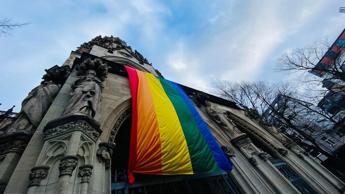 Una bandiera Lgbt sventola sulla chiesa di Sant'Agnese a Colonia, in Germania