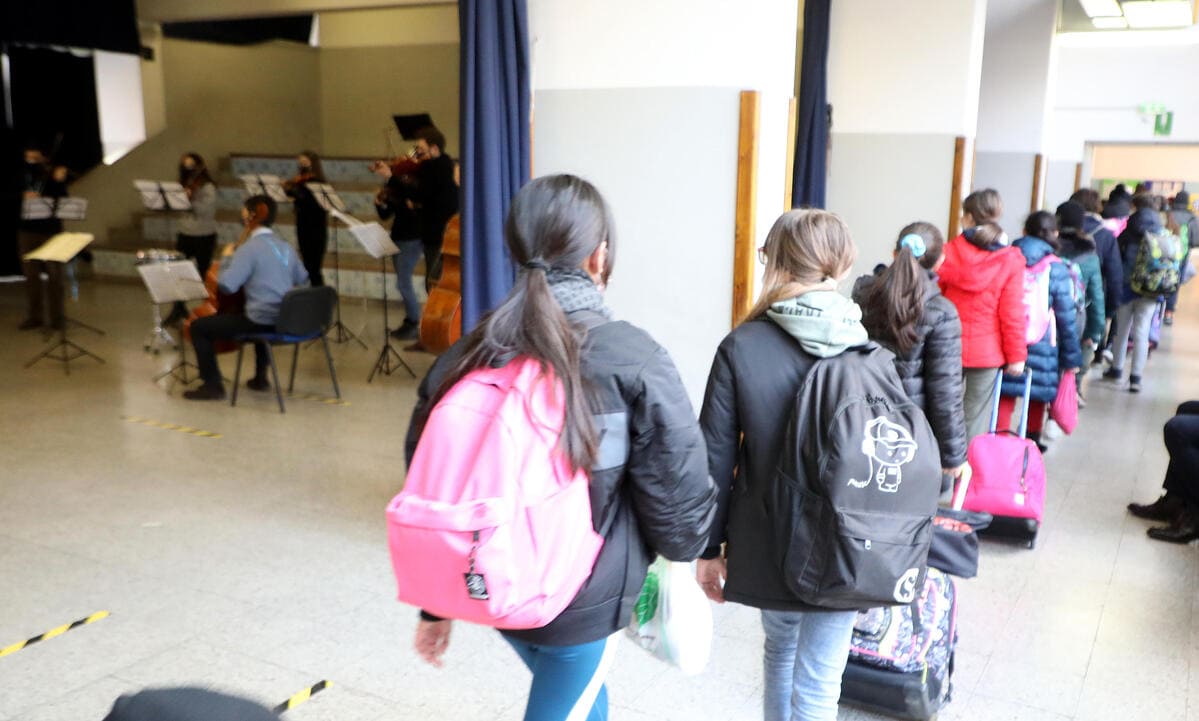 scuola, entrata degli alunni in un istituto scolastico di Milano