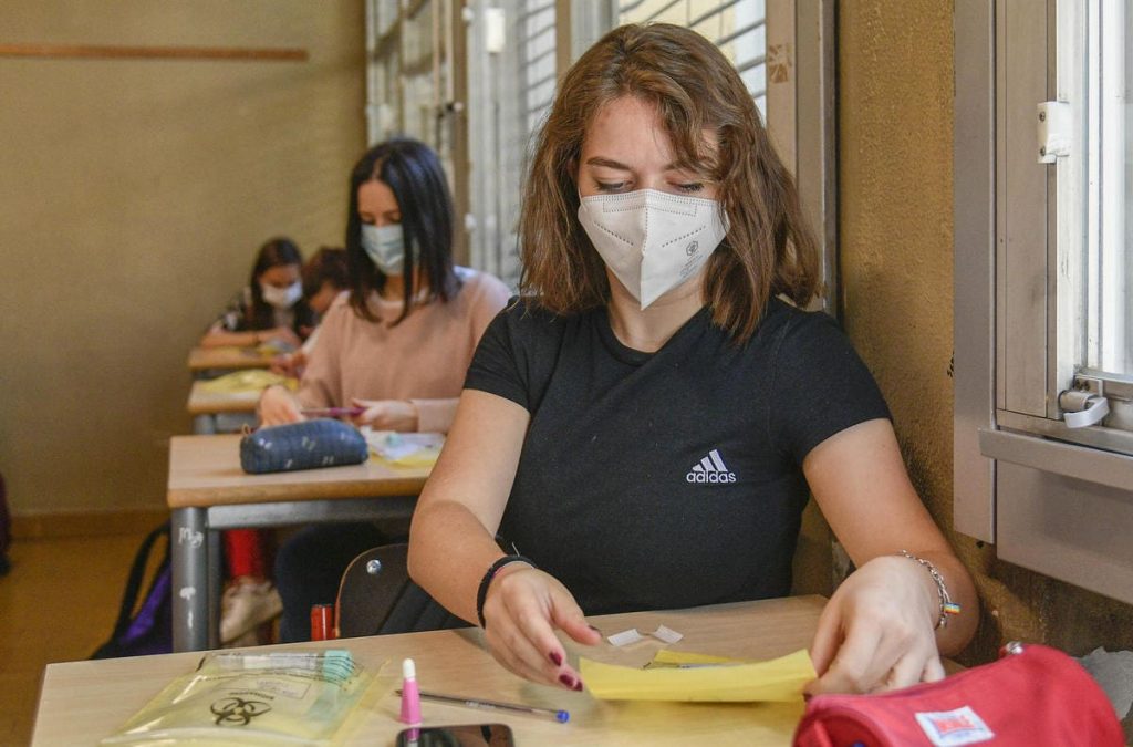 Scuola. Ragazza seduta al banco in classe