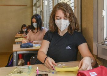 Scuola. Ragazza seduta al banco in classe