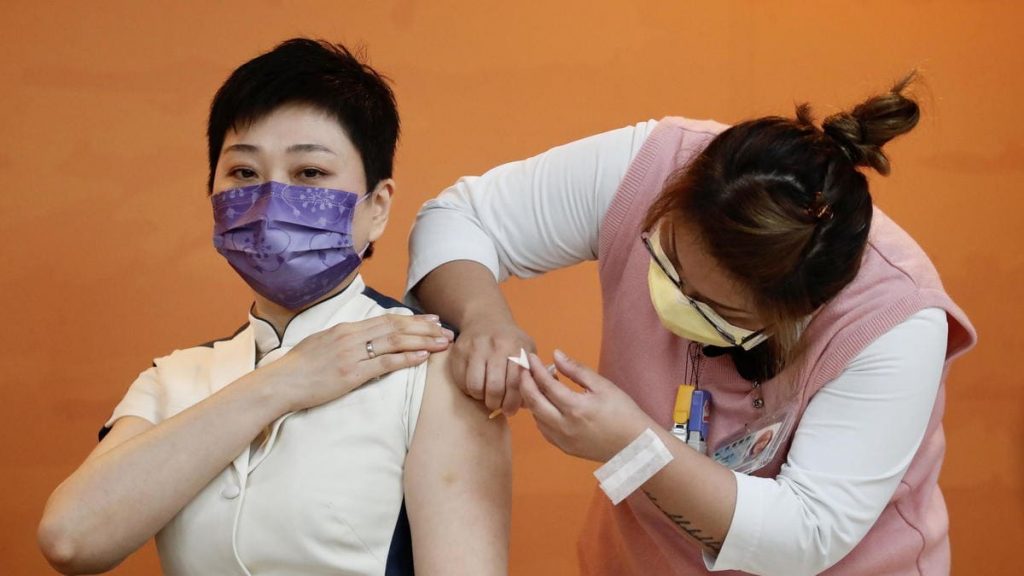 Un'infermiera a Taiwan somministra un vaccino (non Pfizer) anti-Covid