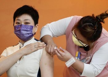 Un'infermiera a Taiwan somministra un vaccino (non Pfizer) anti-Covid