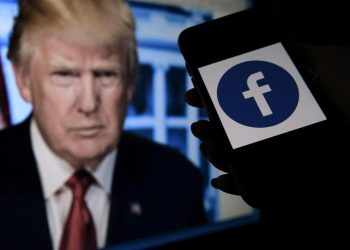 Donald Trump e un telefonino con il logo del social network Facebook