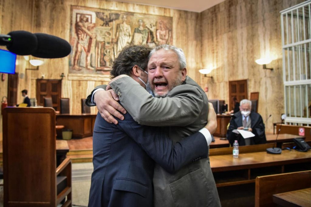 Lex sindaco di Lodi Simone Uggetti assolto in appello per il "caso piscine" ascolta la sentenza a Milano, 25 Maggio 2021