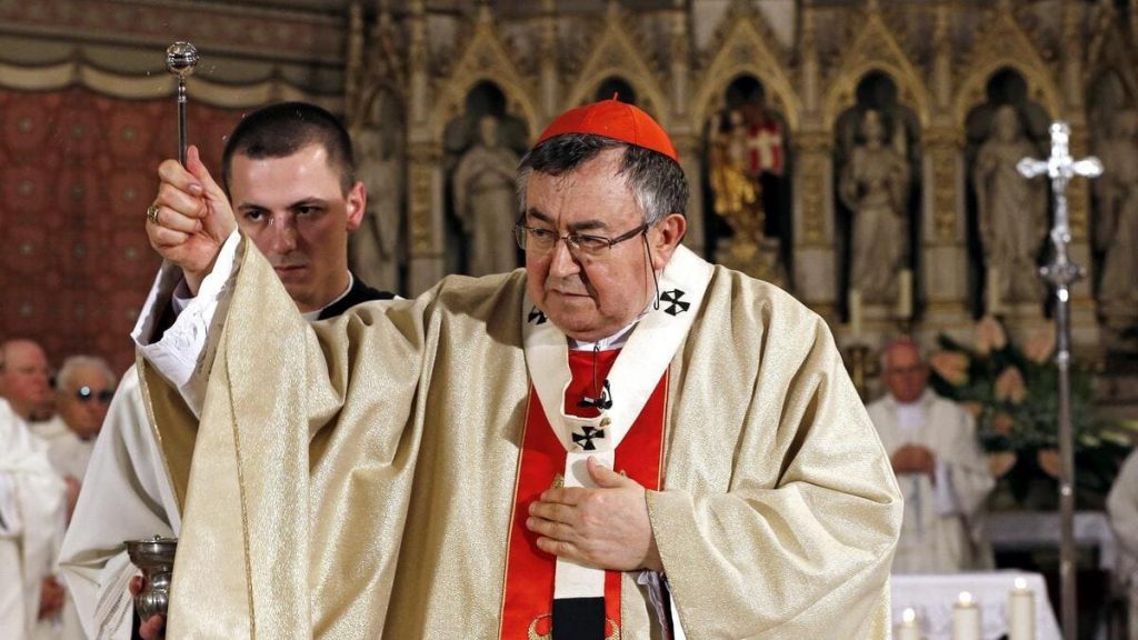 Il cardinale bosniaco, Vinko Puljic, arcivescovo di Sarajevo, guida una cerimonia religiosa