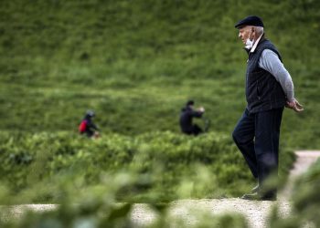 Anziano a passeggio con mascherina