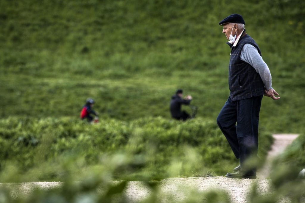 Anziano a passeggio con mascherina