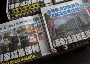 Alcune tra le ultime copie dell'Apple Daily, il giornale pro democrazia chiuso dal regime cinese a Hong Kong