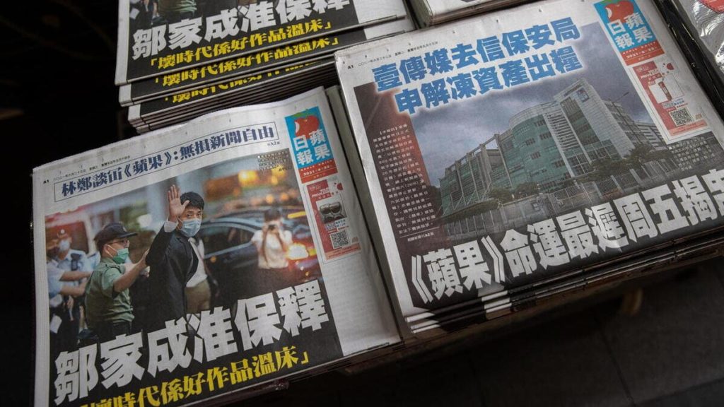 Alcune tra le ultime copie dell'Apple Daily, il giornale pro democrazia chiuso dal regime cinese a Hong Kong