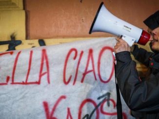 Studenti cantano Bella ciao contro la Lega