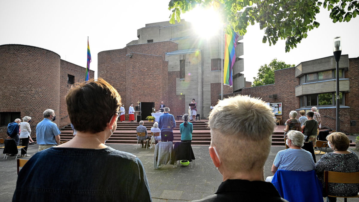 Rito per la benedizione delle coppie gay celebrato da un prete cattolico in Germania