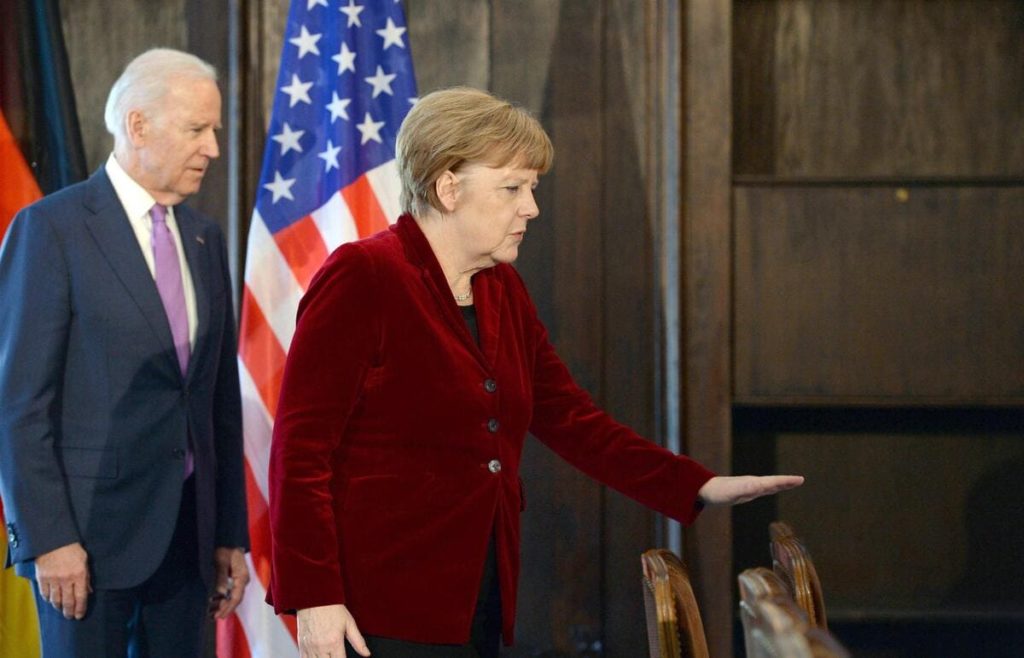 Il presidente americano Joe Biden con il cancelliere tedesco Angela Merkel