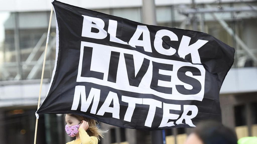 Una bambina negli Stati Uniti con lo stendardo di Black Lives Matter