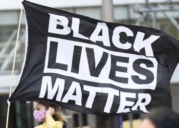 Una bambina negli Stati Uniti con lo stendardo di Black Lives Matter