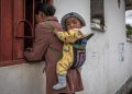 Una donna con il suo bambino in una provincia povera del Sichuan, in Cina