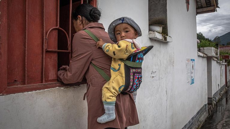 Qualcuno dica al compagno D’Alema che un cinese su quattro vive in povertà