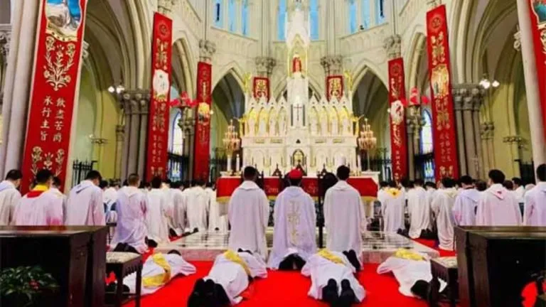 Cina, a Shanghai quattro nuovi preti. Uno escluso: «Ha avuto rapporti col Papa»