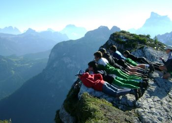 Ragazzi della Comune dei giovani in vacanza in montagna