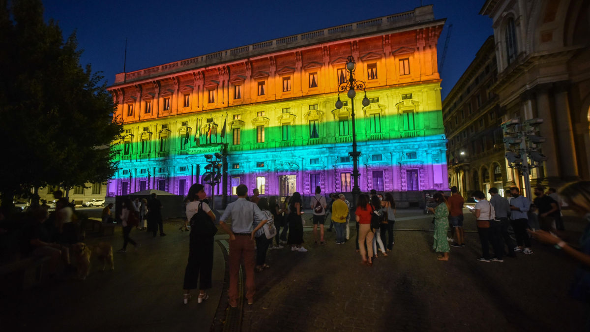 Palazzo Marino a Milano illuminato con i colori dell'arcobaleno Lgbt