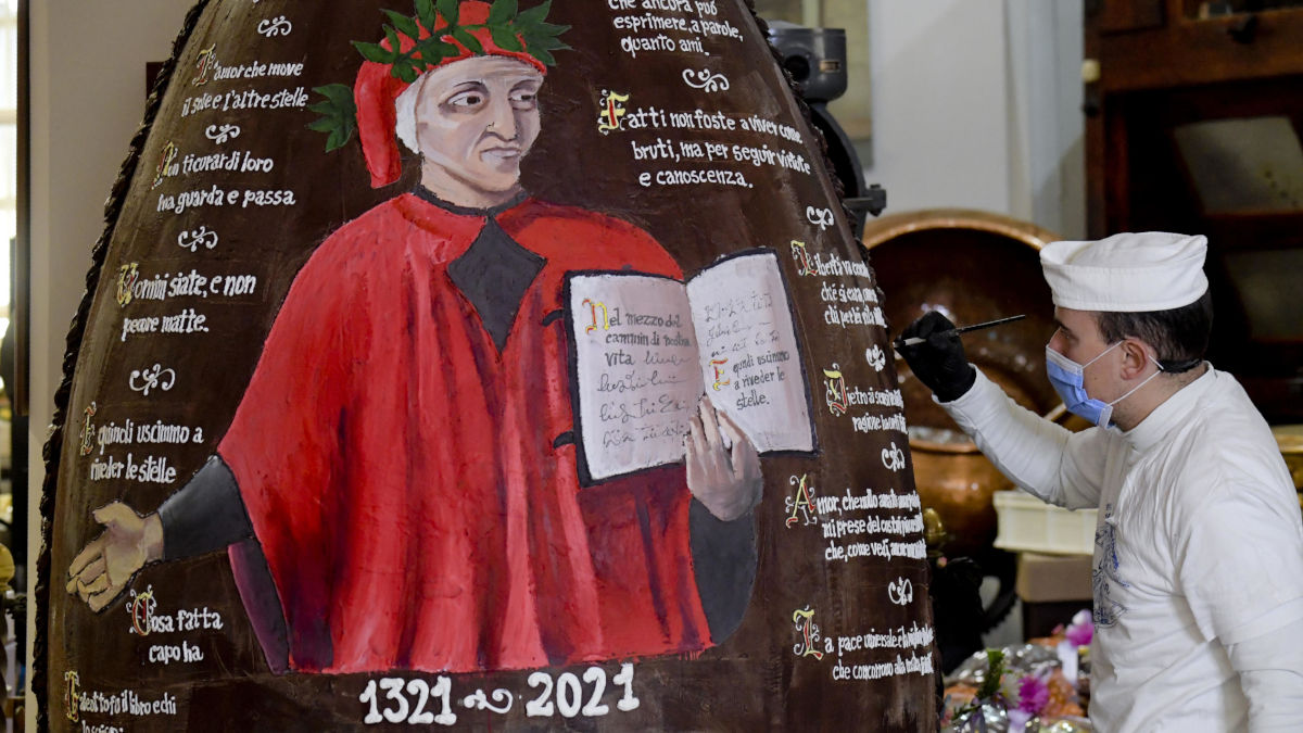 Pasticciere decora un maxi uovo di Pasqua con Dante Alighieri