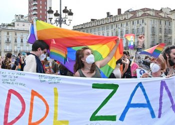 Un momento della manifestazione Pride 'Per la legge Zan e molto di più: non un passo indietro', a Torino, 5 giugno 2021.