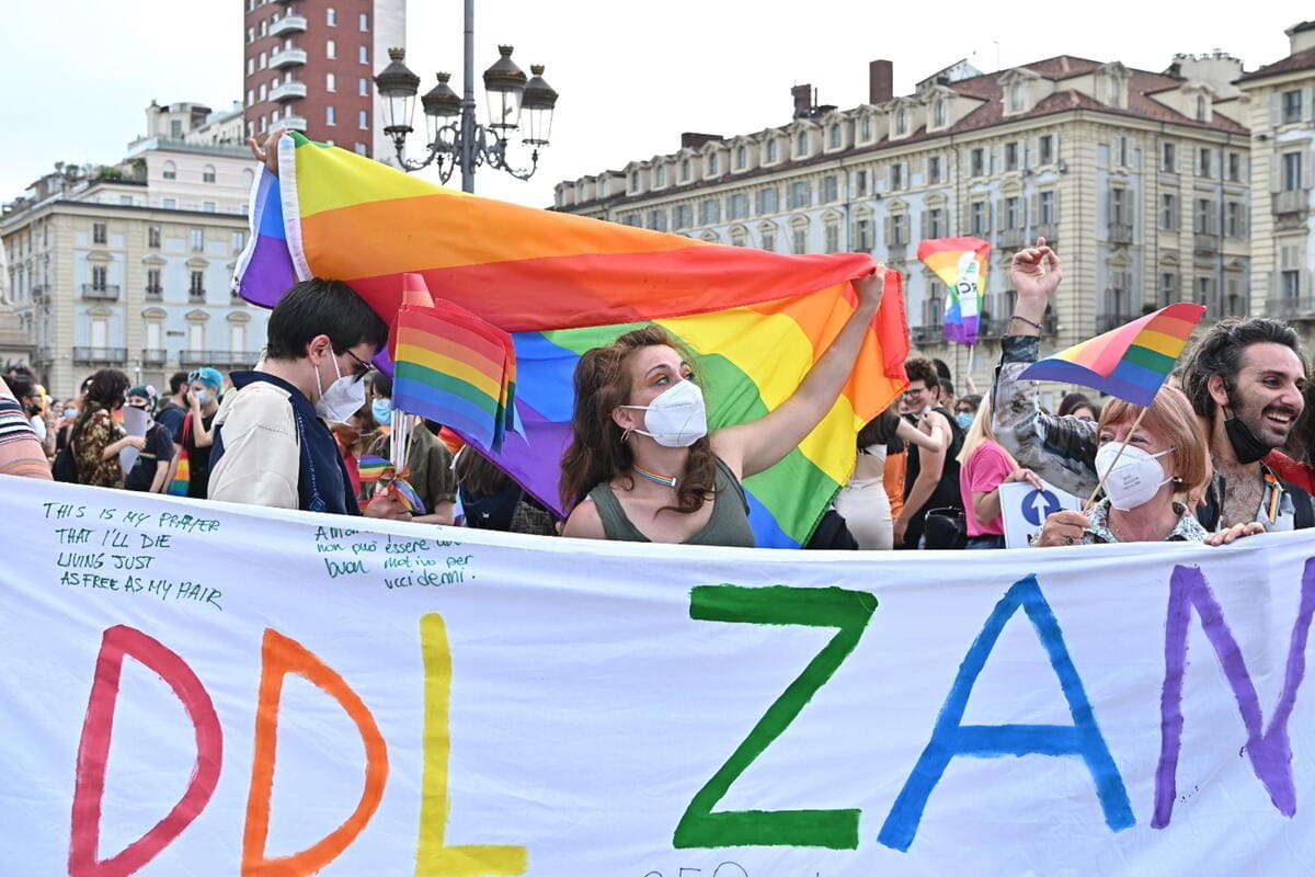 Un momento della manifestazione Pride 'Per la legge Zan e molto di più: non un passo indietro', a Torino, 5 giugno 2021.