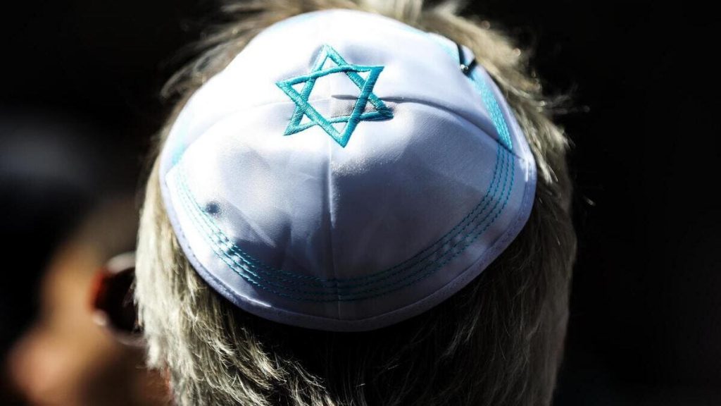 Un ebreo osservante veste la kippah in Germania