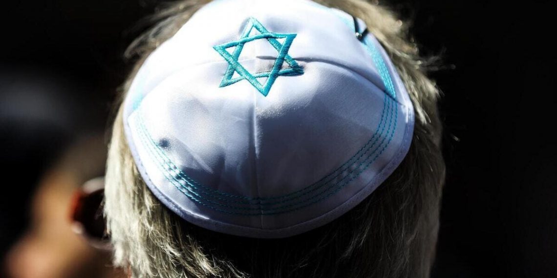Un ebreo osservante veste la kippah in Germania antisemitismo