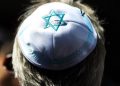 Un ebreo osservante veste la kippah in Germania antisemitismo