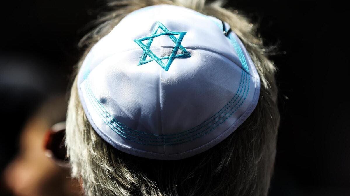 Un ebreo osservante veste la kippah in Germania antisemitismo