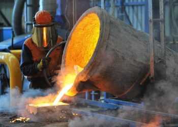 Produzione del ferro in una fabbrica: il settore sarà danneggiato dal Green Deal