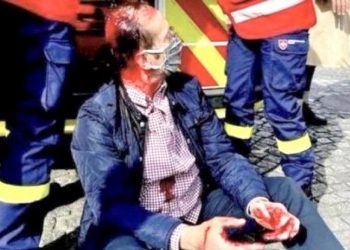 Un cattolico ferito dagli "antifascisti" in Francia durante la processione di sabato in onore dei martiri della Comune di Parigi