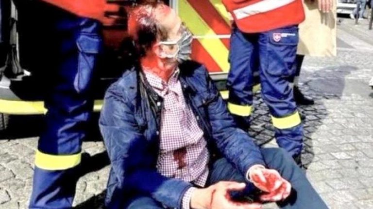 Francia, cattolici presi a sassate e pugni durante una processione