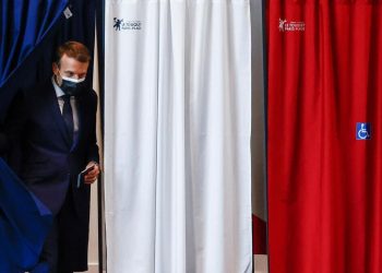 Emmanuel Macron, presidente della Francia, esce dall'urna
