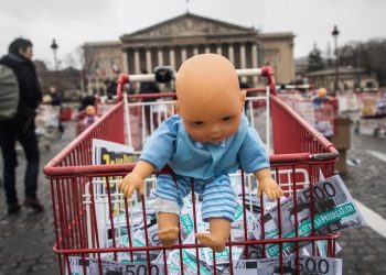 Protesta contro la "Pma per tutte" e l'utero in affitto in Francia