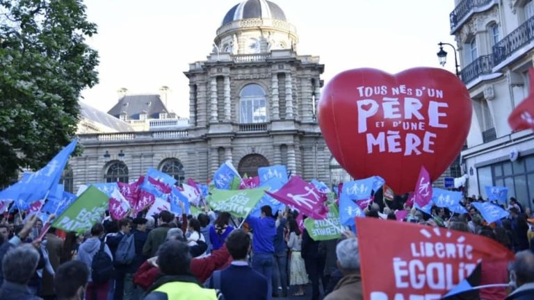 La Francia cancella il padre: i figli si fanno dal notaio con due madri